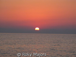tramonto in barca by Roky Majors 